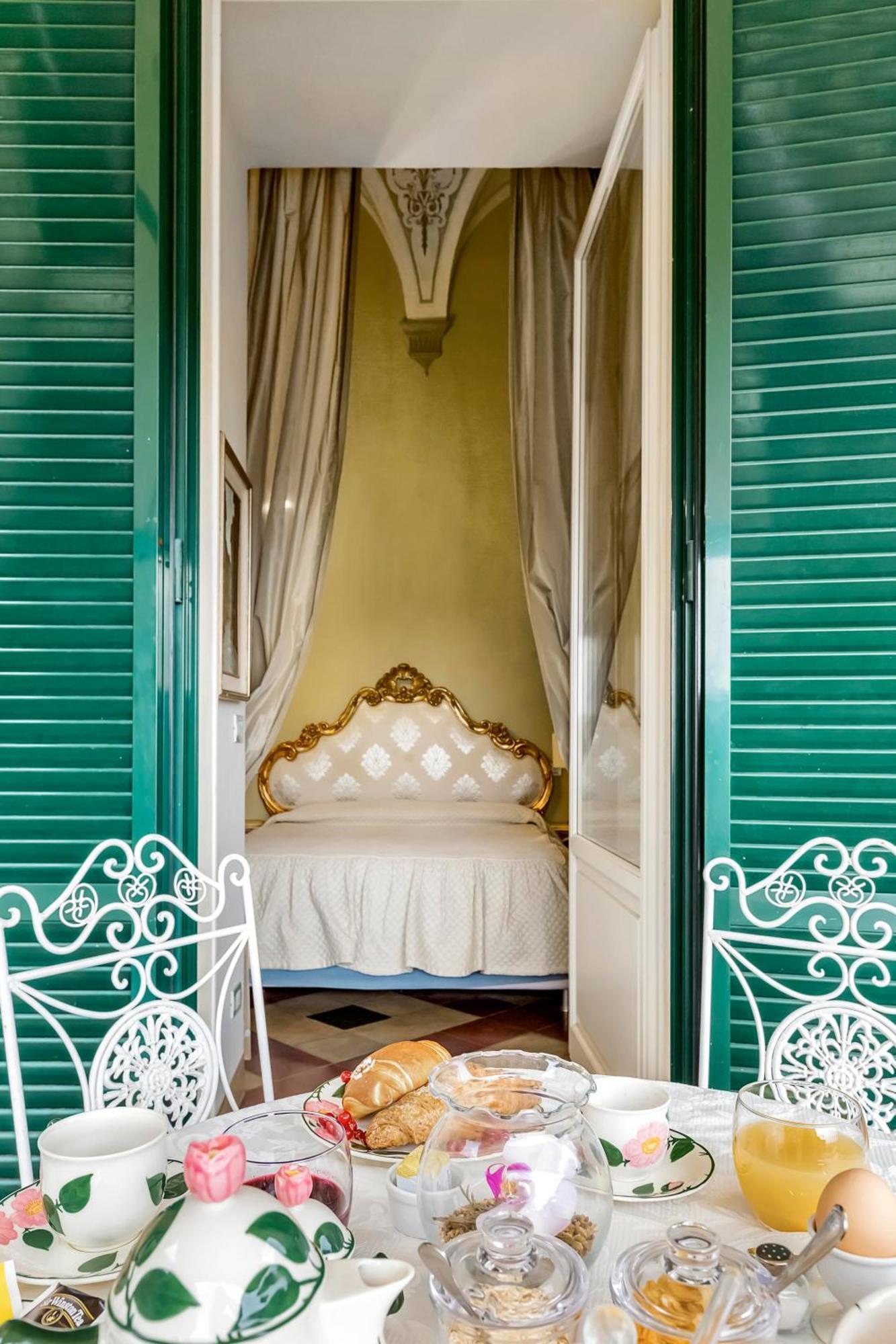 Residenza D'epoca Palazzo Borghesi 2*