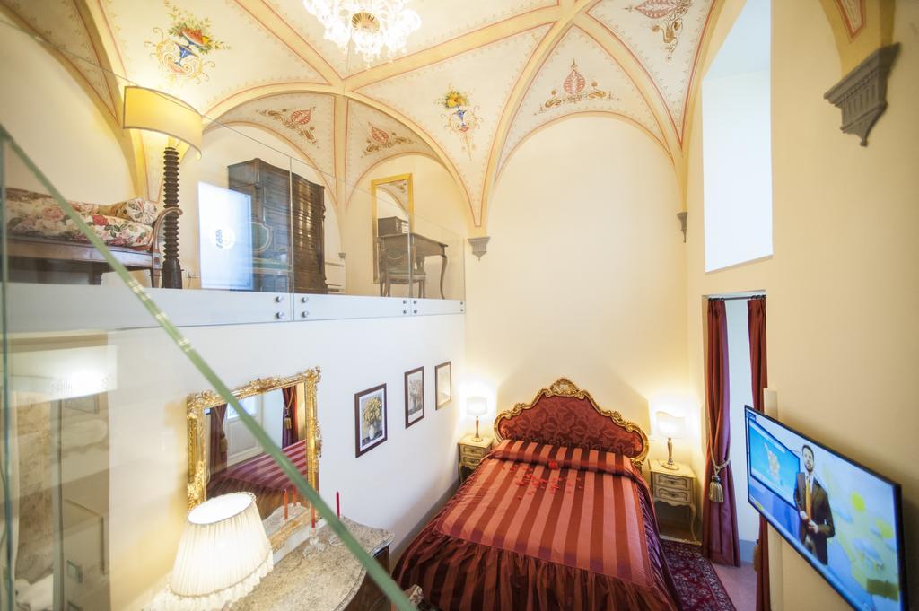 Residenza D'epoca Palazzo Borghesi 2*