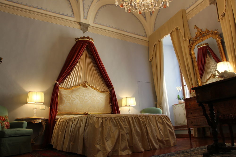 Residenza D'epoca Palazzo Borghesi 2*